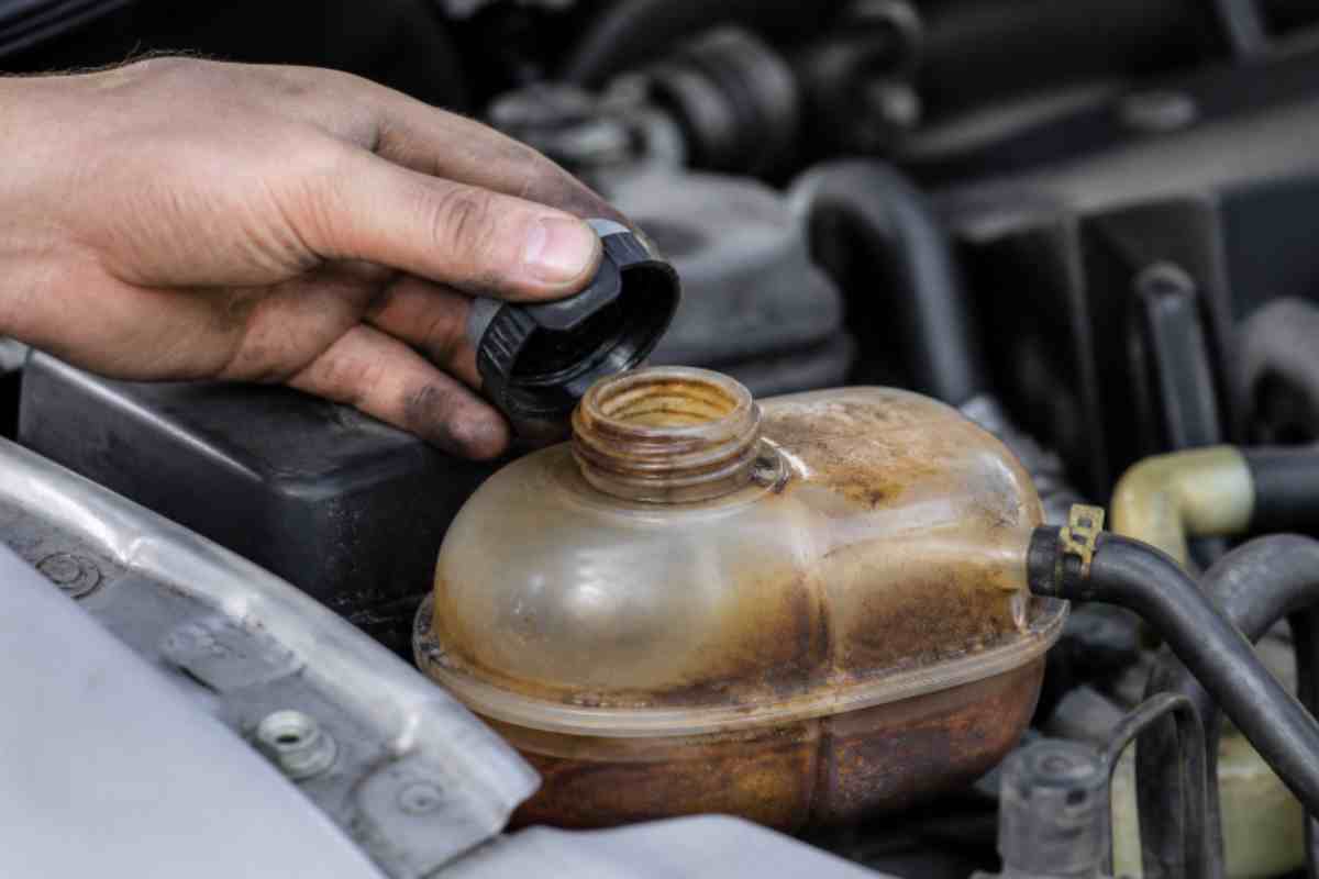 All’interno del sistema di raffreddamento, la corrosione può rivestire radiatore e scambiatori con uno strato di materiale ossidato.
