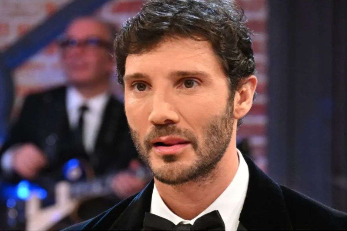 Stefano De Martino ritratto copertina auto vandalizzata