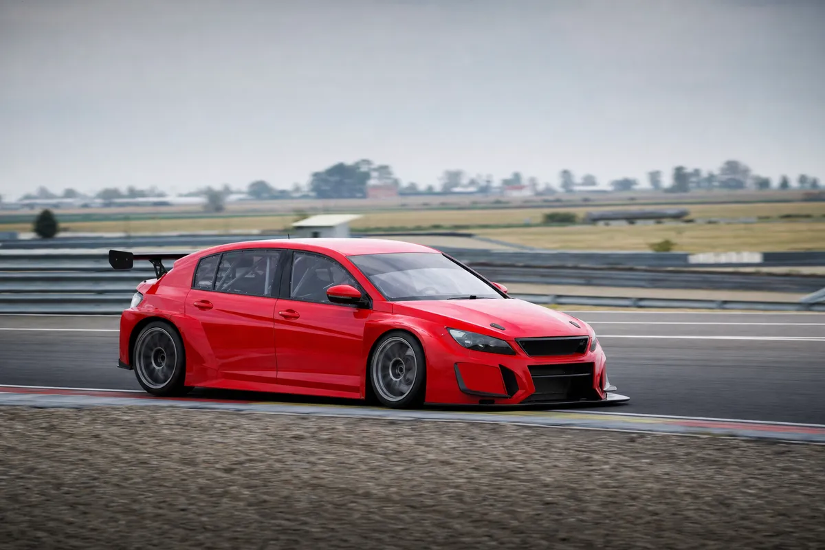Vettura turismo da corsa rossa in accelerazione su circuito, ripresa laterale con sfondo mosso
