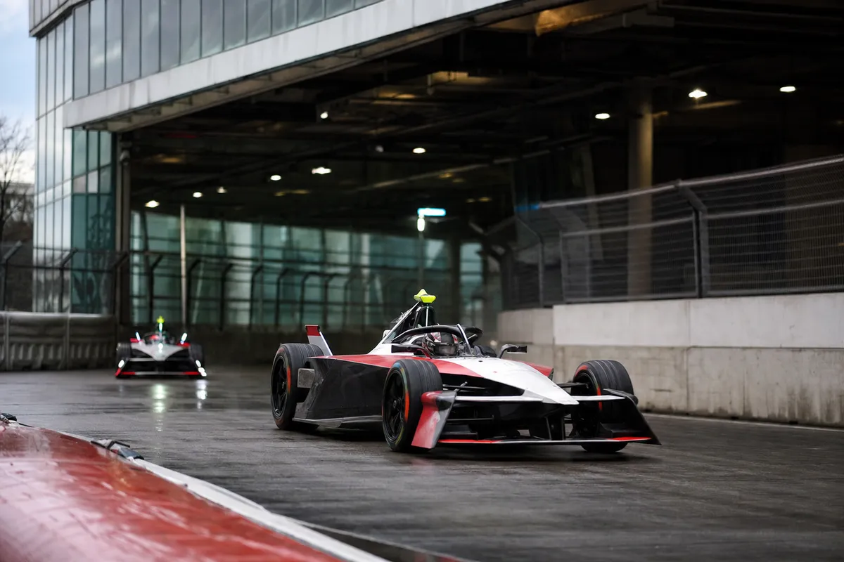 Monoposto di Formula E in pista a Londra, in uscita da una sezione coperta con un’altra vettura all’inseguimento