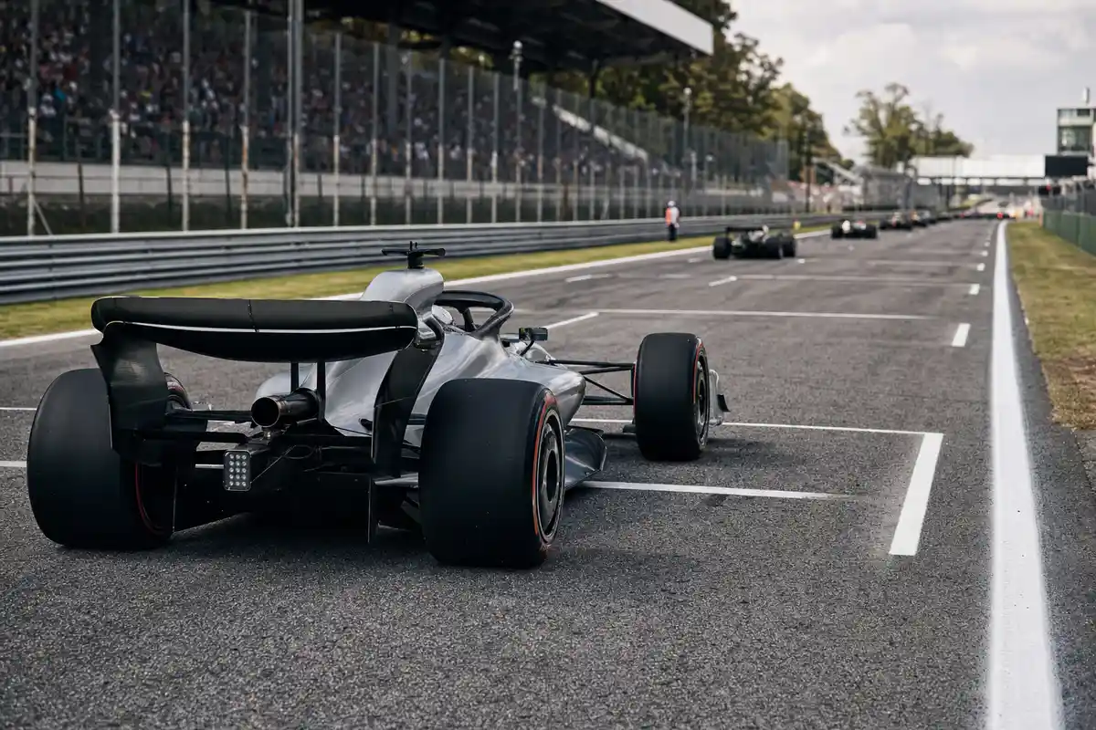 Monoposto argentata in ultima casella di partenza, vista da dietro, con le altre auto lontane sulla griglia