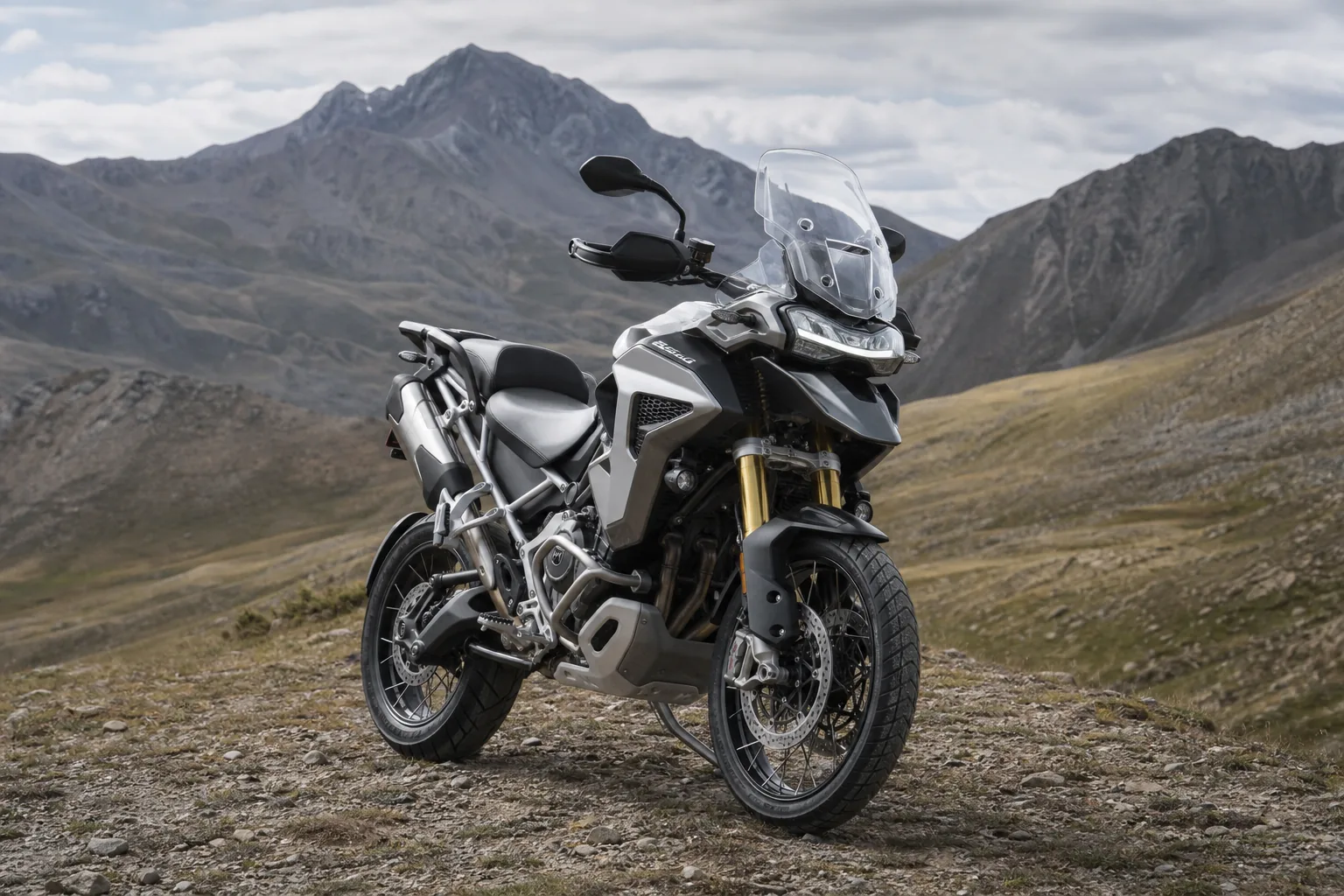 Triumph Tiger 1200 2027: 158 CV, radar anteriore e posteriore, sella abbassabile