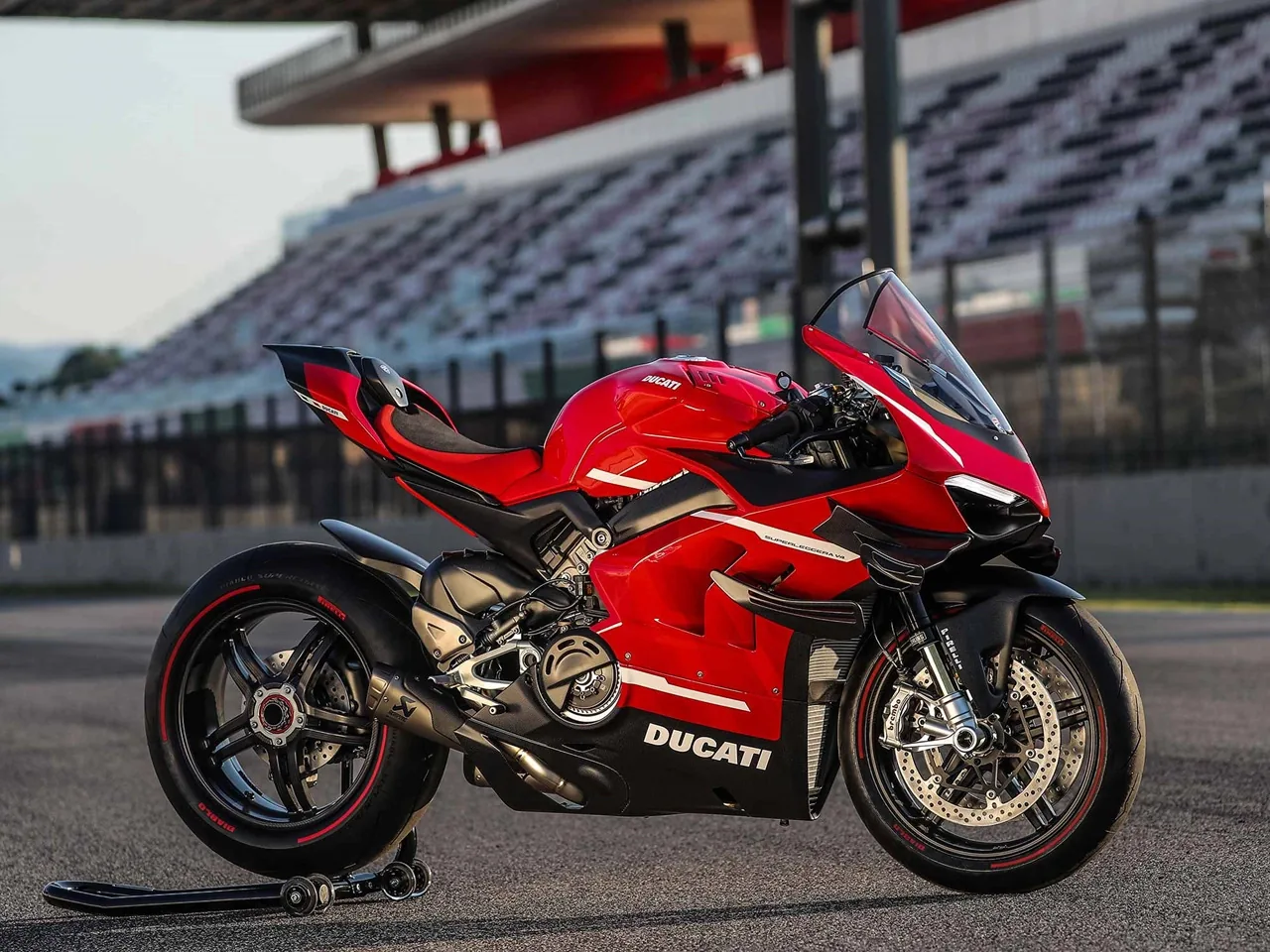 Ducati Panigale V4: 218 CV dalla MotoGP, prezzo e specifiche tecniche