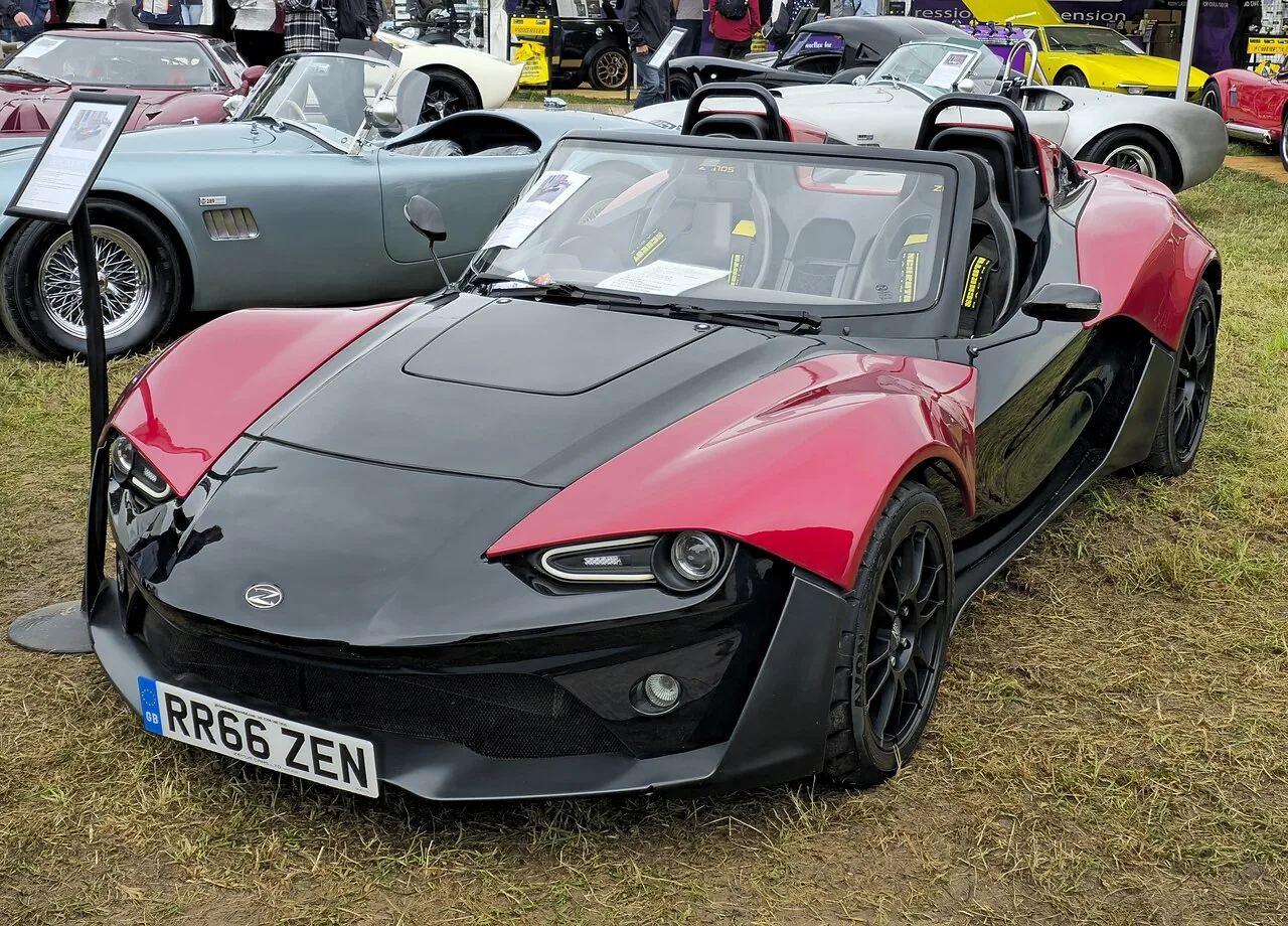 Zenos E10, il ritorno della leggera britannica con 385 CV